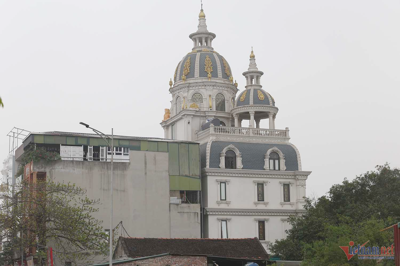 Ba kiểu nhà từ cổ xưa đến hiện đại trong bức ảnh được chụp tại xã Vân Xuân. Ảnh: Nhị Tiến.