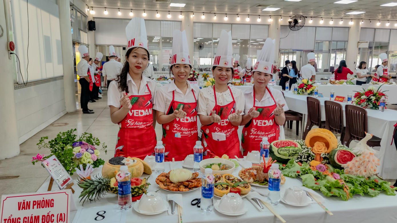 Đội đạt giải nhất hội thi nấu ăn.