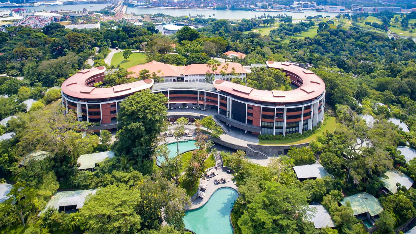 Khu nghỉ dưỡng Capella Singapore sở hữu 112 phòng và biệt thự, toạ lạc trong khuôn viên có diện tích hơn 120.000 m2. Mỗi căn phòng đều được trang trí theo phong cách Á Đông, có tầm nhìn hướng ra khu vườn tươi mát hoặc bãi biển. Theo trang tin Pagesix, Taylor Swift ở trong căn biệt thự với bạn trai khi ngôi sao bóng bầu dục đã tới châu Á trước ba buổi diễn cuối cùng của Swift ở Singapore.