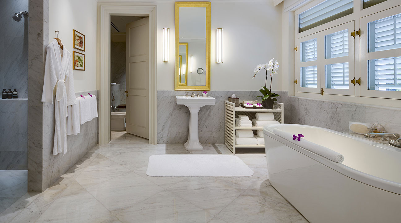 Phòng ngủ chính lớn của Swift còn có tủ quần áo cỡ lớn, và phòng tắm riêng với bồn tắm hiện đại.