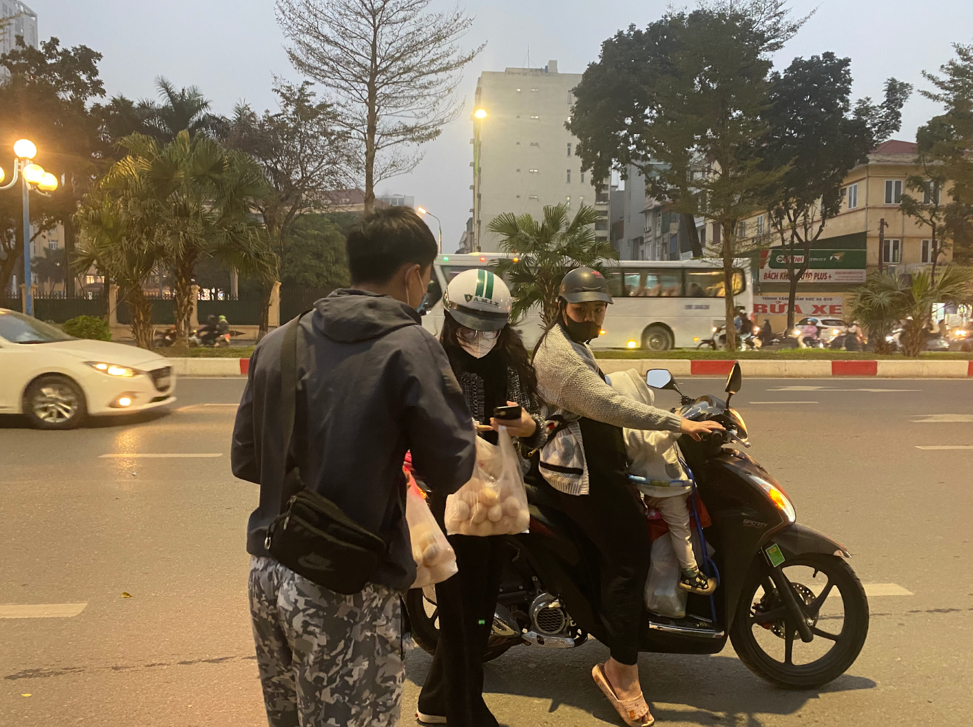 Hình ảnh người dân mua trứng. Hình ảnh người dân mua trứng.