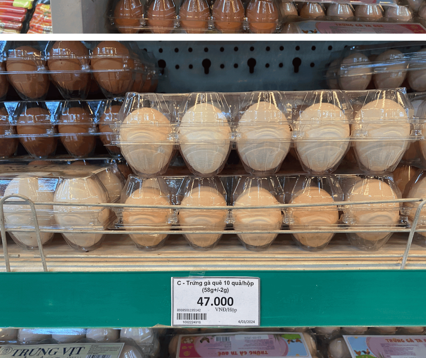 Giá trứng bán trong siêu thị cao gấp 2-2,5 lần trứng bán ngoài chợ hay vỉa hè. Giá trứng bán trong siêu thị cao gấp 2-2,5 lần trứng bán ngoài chợ hay vỉa hè.