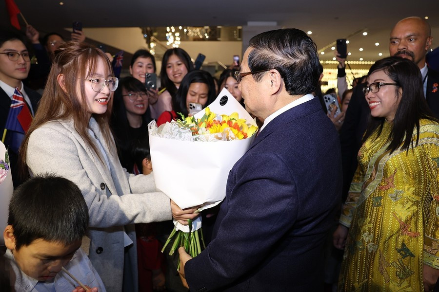 Thủ tướng Phạm Minh Chính và Phu nhân với cộng đồng người Việt Nam tại New Zealand. (Ảnh: Dương Giang/TTXVN)