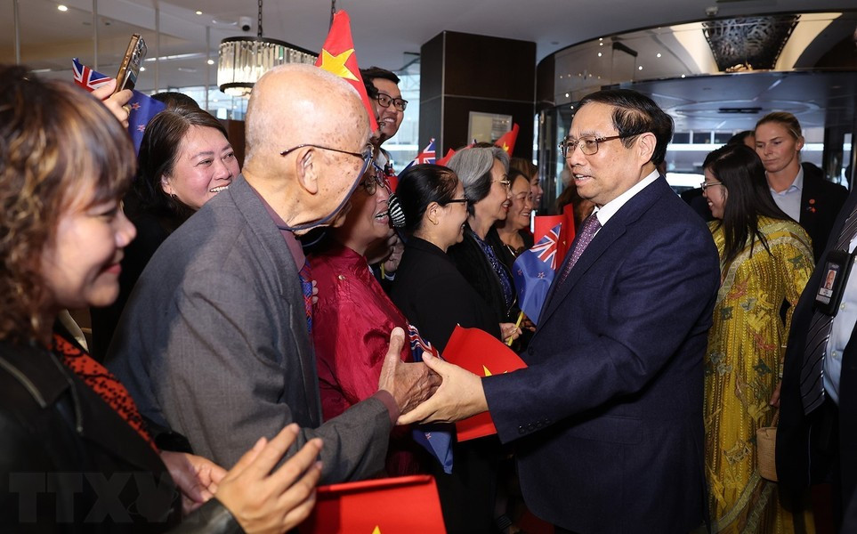 Thủ tướng Phạm Minh Chính và Phu nhân với cộng đồng người Việt Nam tại New Zealand. (Ảnh: Dương Giang/TTXVN)