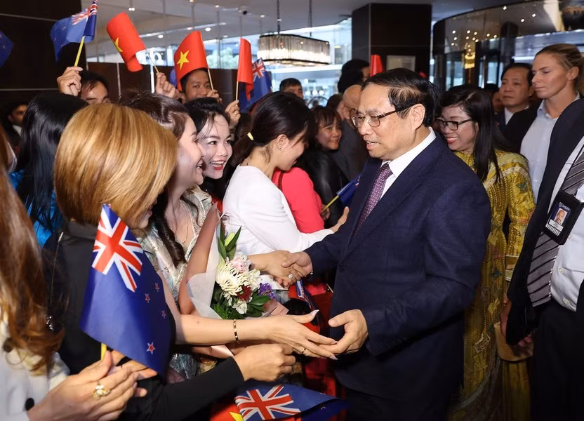 Thủ tướng Phạm Minh Chính và Phu nhân với cộng đồng người Việt Nam tại New Zealand. (Ảnh: Dương Giang/TTXVN)
