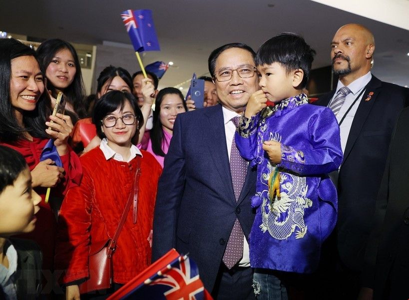 Thủ tướng Phạm Minh Chính và Phu nhân với cộng đồng người Việt Nam tại New Zealand. (Ảnh: Dương Giang/TTXVN)