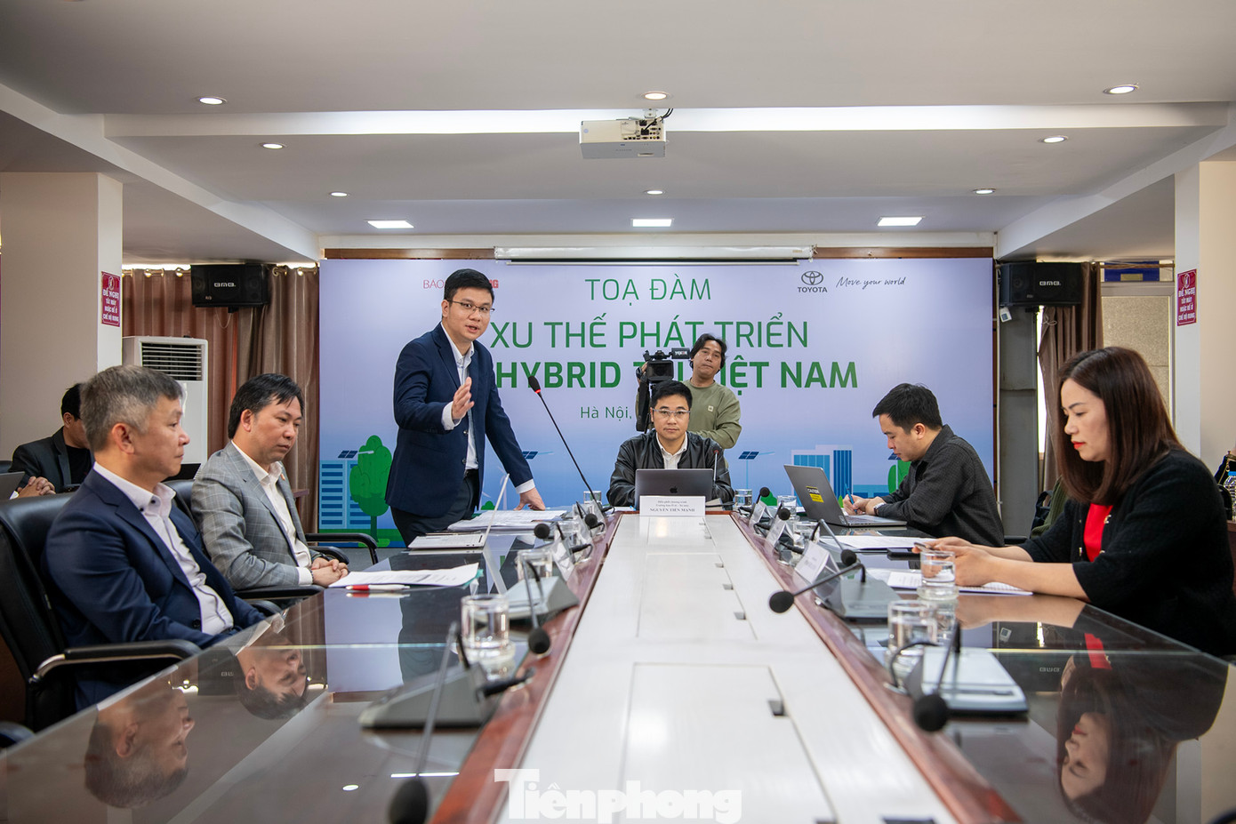 Tọa đàm về xe hybrid có sự góp mặt của nhiều nhà nghiên cứu chuyên sâu về ô tô ở Việt Nam. Tọa đàm về xe hybrid có sự góp mặt của nhiều nhà nghiên cứu chuyên sâu về ô tô ở Việt Nam.