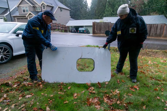 Phần cửa của máy bay Boeing 737 Max-9 rơi ra ngoài.