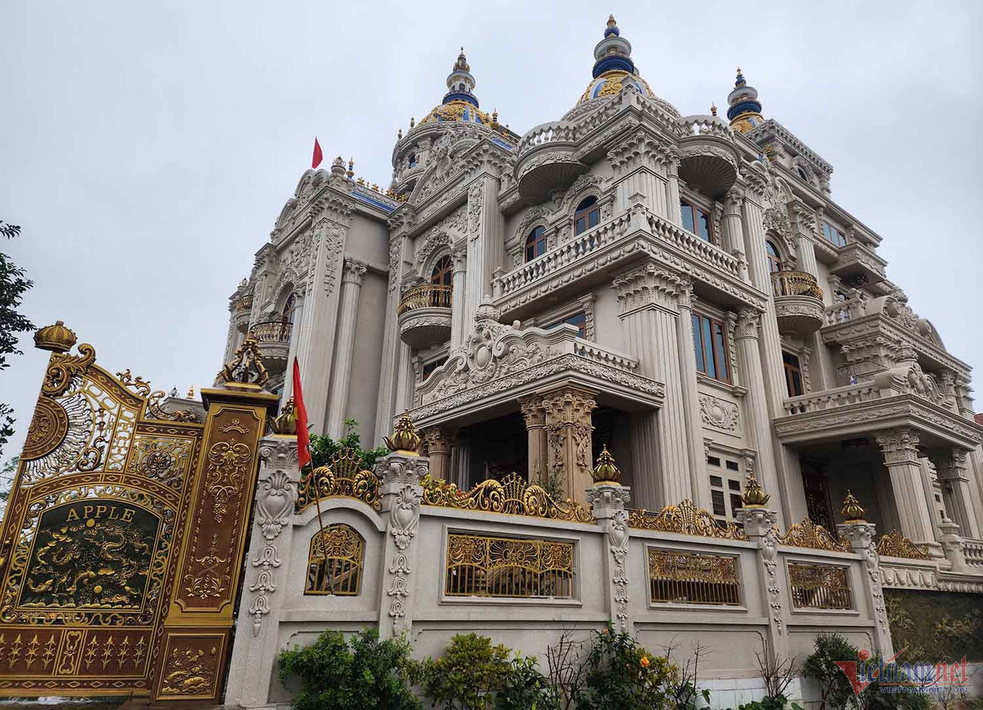 Toà lâu đài nằm cuối thôn Bắc Trại. Ảnh: Nhị Tiến.