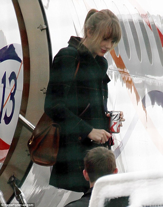 Taylor Swift cho rằng mình nên hưởng thụ tình yêu thay vì lo lắng về tương lai lâu dài