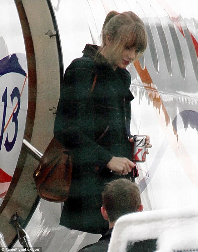 Taylor Swift cho rằng mình nên hưởng thụ tình yêu thay vì lo lắng về tương lai lâu dài