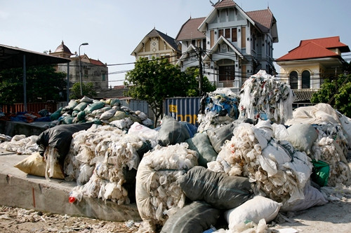  Cái giá phải trả là sự ô nhiễm không khí, nguồn nước trầm trọng. Những ngôi biệt thự khá bề thế, đẹp đẽ, nhưng lại nhìn ra bốn bề ngập ngụa rác