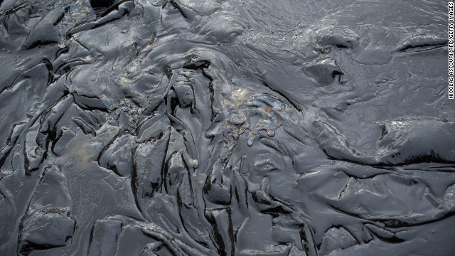 Lớp dầu tràn trên vùng biển quanh hòn đảo Koh Samet . Lớp dầu tràn trên vùng biển quanh hòn đảo Koh Samet