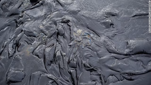 Lớp dầu tràn trên vùng biển quanh hòn đảo Koh Samet . Lớp dầu tràn trên vùng biển quanh hòn đảo Koh Samet