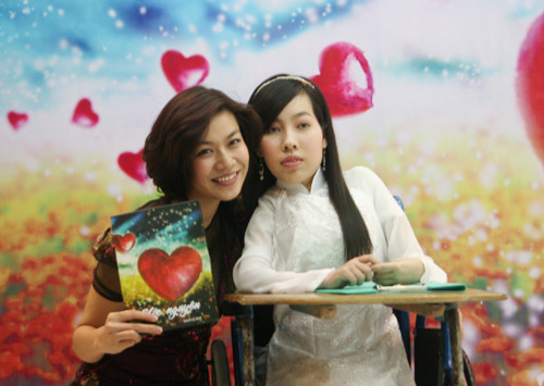 Nguyễn Thị Nguyện (áo dài trắng) trong buổi ra mắt bộ sản phẩm 