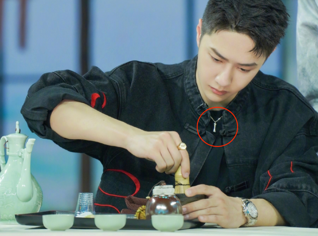 Mặt dây chuyền là hình khúc xương nhỏ, được cho là đại diện cho vai "Tiểu Cốt" của Triệu Lệ Dĩnh.