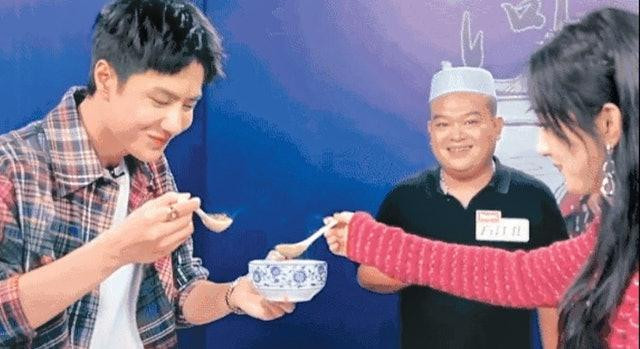 Triệu Lệ Dĩnh mắc "bênh sạch sẽ" nhưng không ngại ăn chung bát với đàn em kém 10 tuổi.