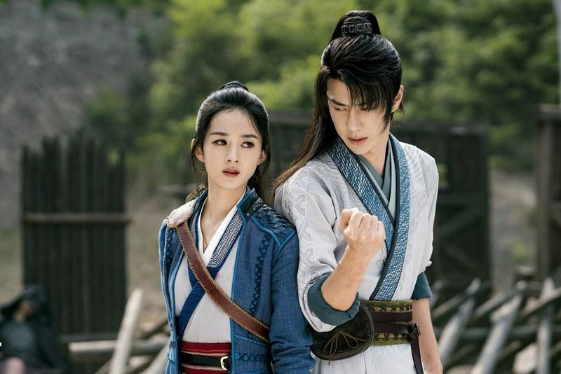 Triệu Lệ Dĩnh và Vương Nhất Bác gặp rắc rối vì fan "đại chiến" trên mạng xã hội.