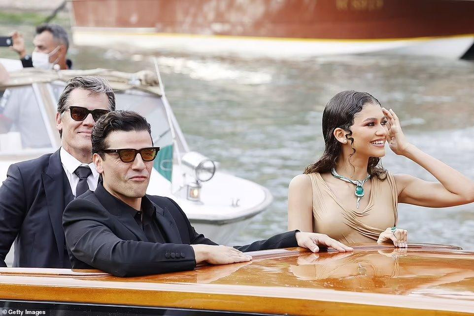 "Dune" là một trong những tác phẩm đáng chú ý tại Liên hoan phim Venice lần thứ 78. Phim chuyển thể từ tiểu thuyết cùng tên của Frank Herbert, được đánh giá là một trong số các tượng đài văn học giả tưởng thế kỷ 20. Phim do đạo diễn tài ba Denis Villeneuve cầm trịch, với sự tham gia của dàn sao đình đám như Timothée Chalamet, Zendaya, Rebecca Ferguson, “Aquaman” Jason Momoa...