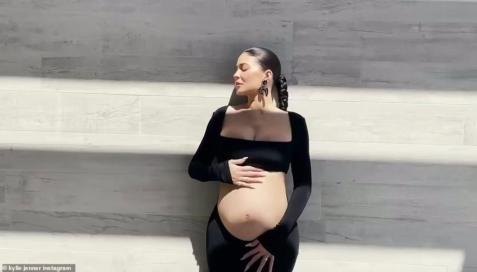 Không rõ thời điểm Kylie mang thai, nhưng bụng cô đã lộ rõ. Bà bầu 9x được khen ngợi vì ngoại hình quyến rũ.