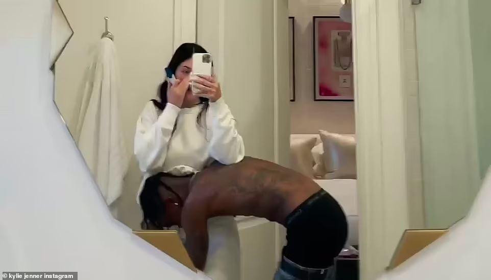 Travis vui mừng ôm lấy Kylie khi que thử thai hiện chữ "pregnant".