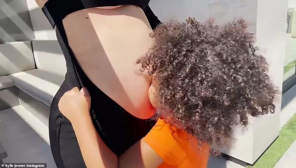 Bé Stormi cũng vui mừng vì sắp có em.