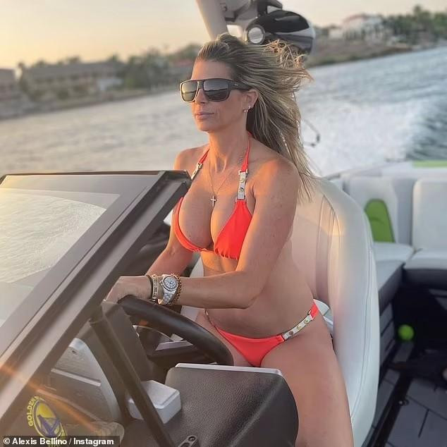 Sao truyền hình 44 tuổi Alexis Bellino gây “bão” với bức ảnh khoe vòng một “bốc lửa”.