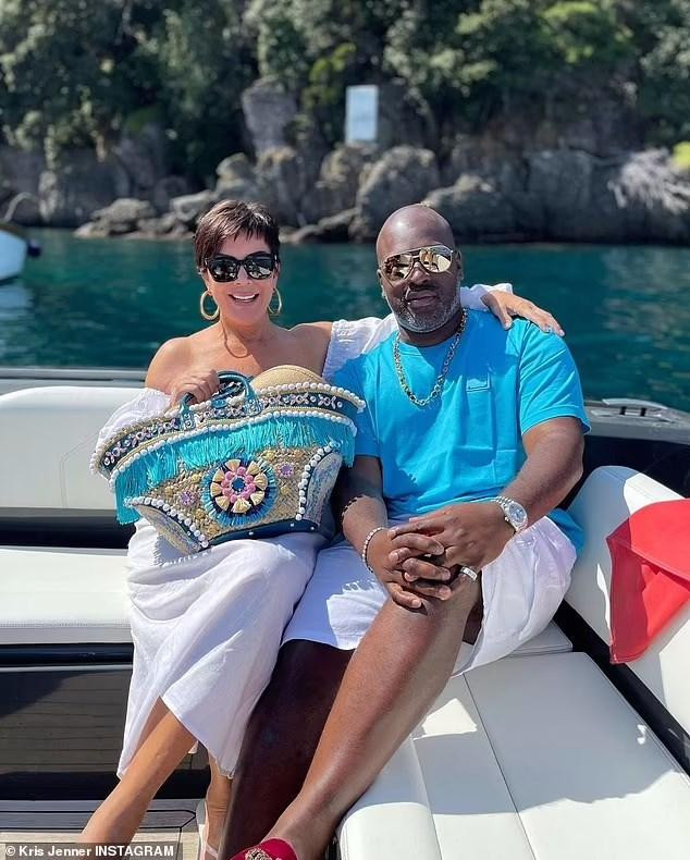 Bà Kris Jenner đăng ảnh đi chơi du thuyền cùng bạn trai kém 25 tuổi Corey Gamble.