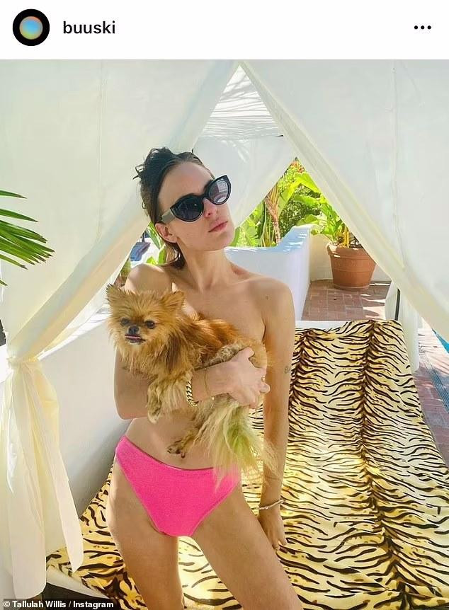 Con gái của Demi Moore, Tallulah Willis, bán khỏa thân tận hưởng chút thời gian cuối cùng của mùa Hè.