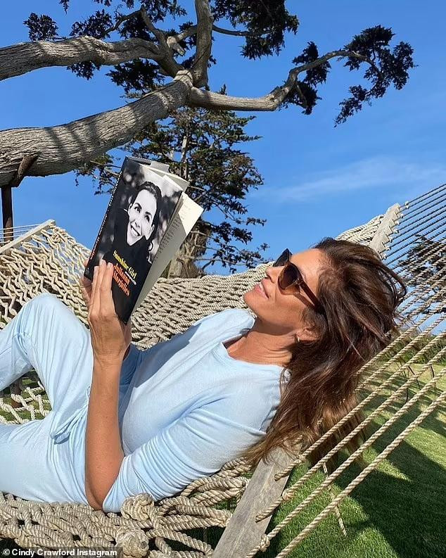Siêu mẫu huyền thoại Cindy Crawford dành ngày lễ cho việc đọc sách và thư giãn.