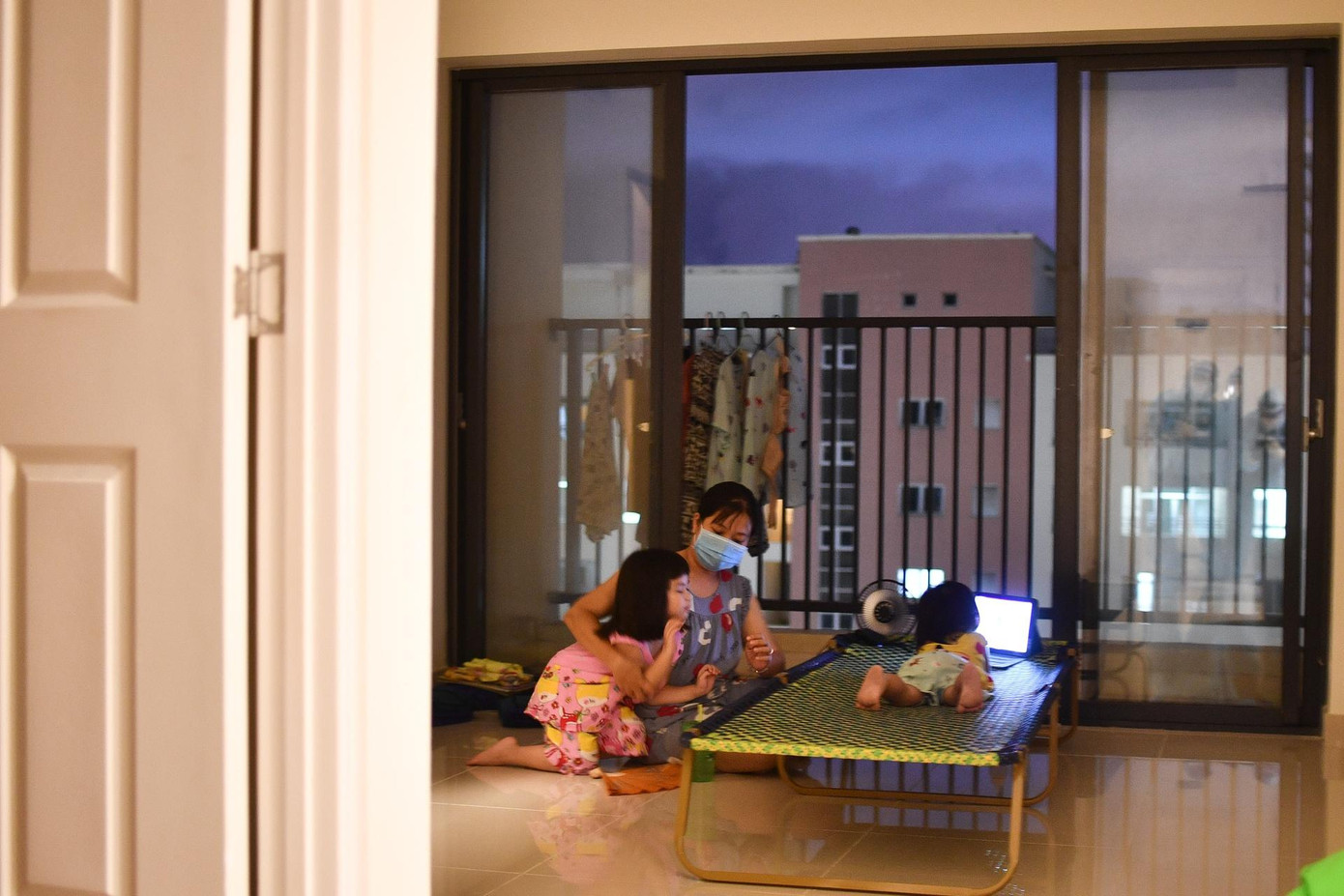 Hai bé gái mắc Covid-19 được cách ly cùng với người thân tại Bệnh viện dã chiến số 6. Ảnh: Duy Hiệu.