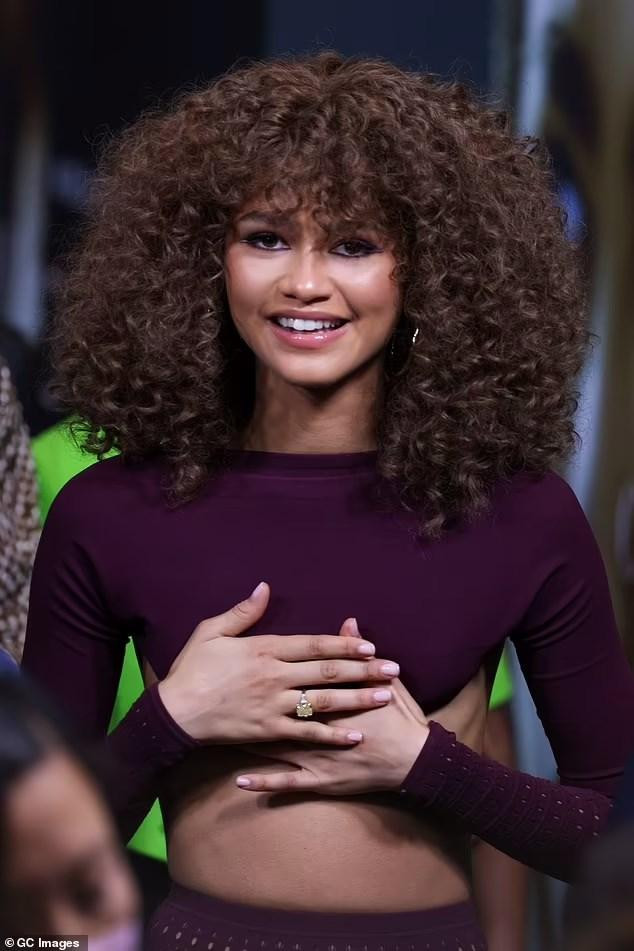 Trước đó, khi sải bước trên thảm đỏ Liên hoan phim Venice 2021 hôm 3/9, nữ diễn viên 9x cũng gặp tình huống tương tự khi mặc váy xẻ tà quá cao, cũng phải vừa tạo dáng vừa che chắn để tránh hớ hênh.