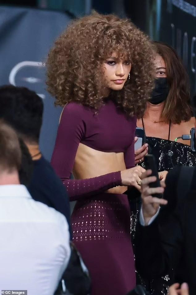 Những ngày này, Zendaya nhận được nhiều sự chú ý với vai nữ chính trong bộ phim viễn tưởng "Dune", đóng cặp với tài tử Mỹ - Pháp Timothée. Trong phim, hai ngôi sao trẻ nảy sinh mối quan hệ tình cảm trong quá trình sát cánh chiến đấu trên hành tinh sa mạc Arrakis - nơi tồn tại loại tài nguyên quý giá sở hữu năng lực siêu nhiên.