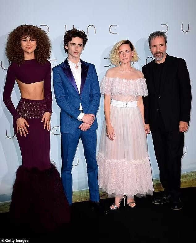 Ngày 6/9 (giờ địa phương), Zendaya cùng các bạn diễn Timothée Chalamet, Rebecca Ferguson và Denis Villeneuve (trái qua phải) tham dự sự kiện Dune Photocall tại rạp chiếu phim Le Grand Rex ở Paris, Pháp.