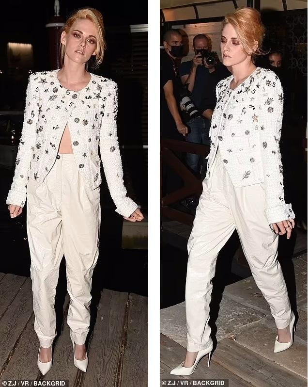 Người đẹp tiếp tục diện "nguyên cây" trắng vừa cá tính, vừa thanh lịch.