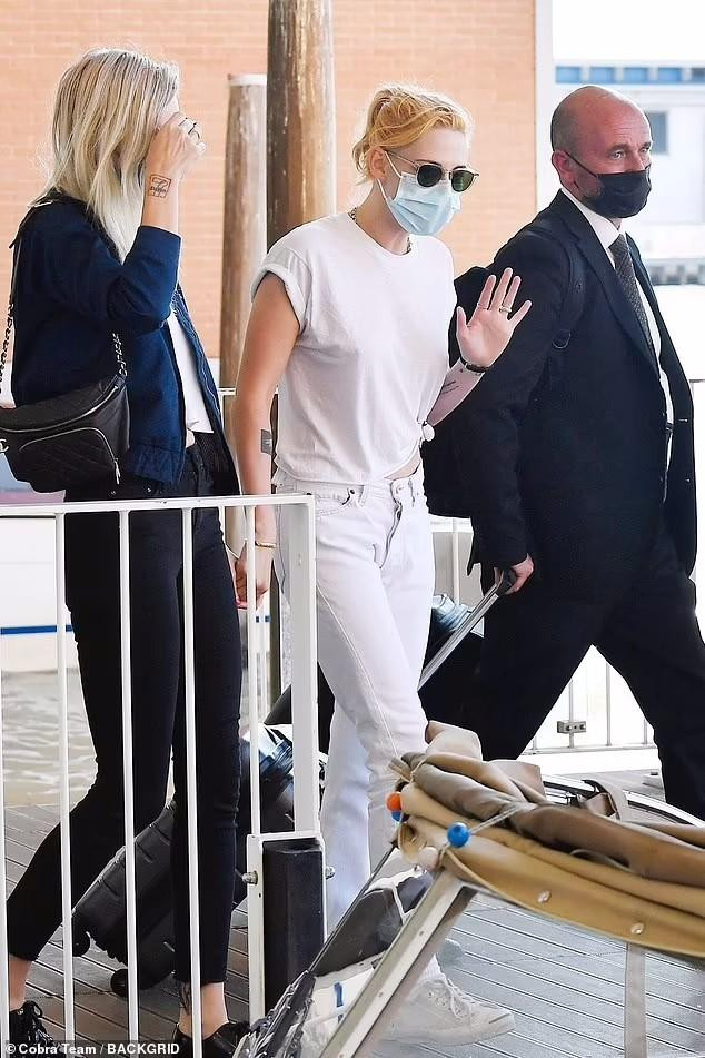 Ngôi sao sinh năm 1990 vui vẻ vẫy tay với người hâm mộ.