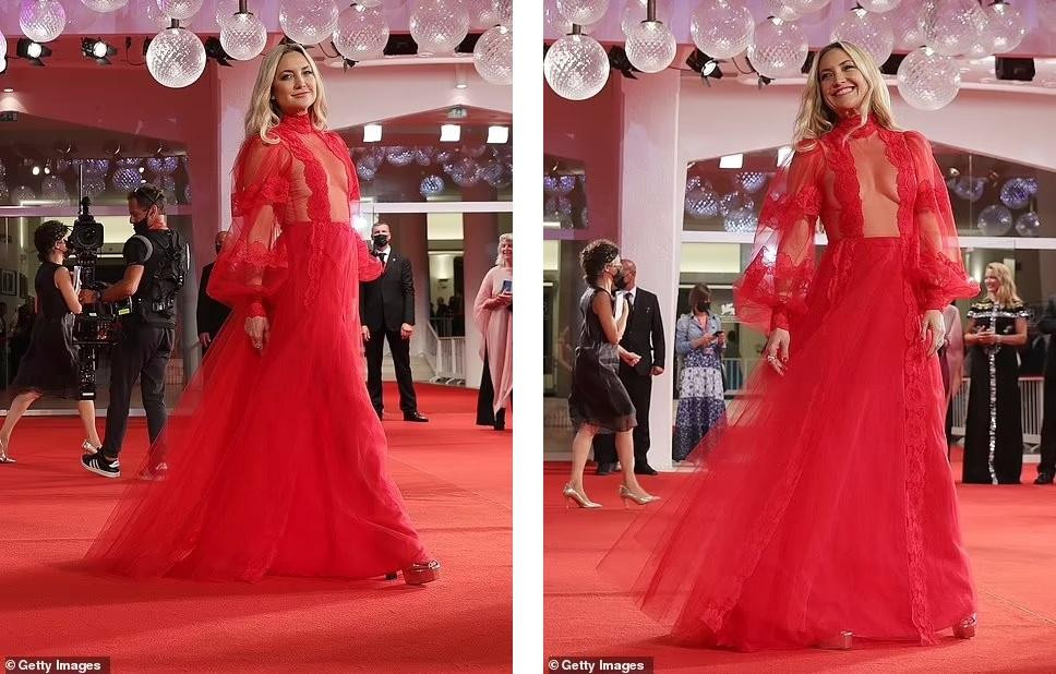 Bộ cánh có thiết kế thân trên bằng vải tuyn xuyên thấu để lộ phần lớn "da thịt". Đáng chú ý nhất là vòng một căng tràn "không nội y", điểm nhạy cảm được khéo léo che chắn bởi hai dải ren.