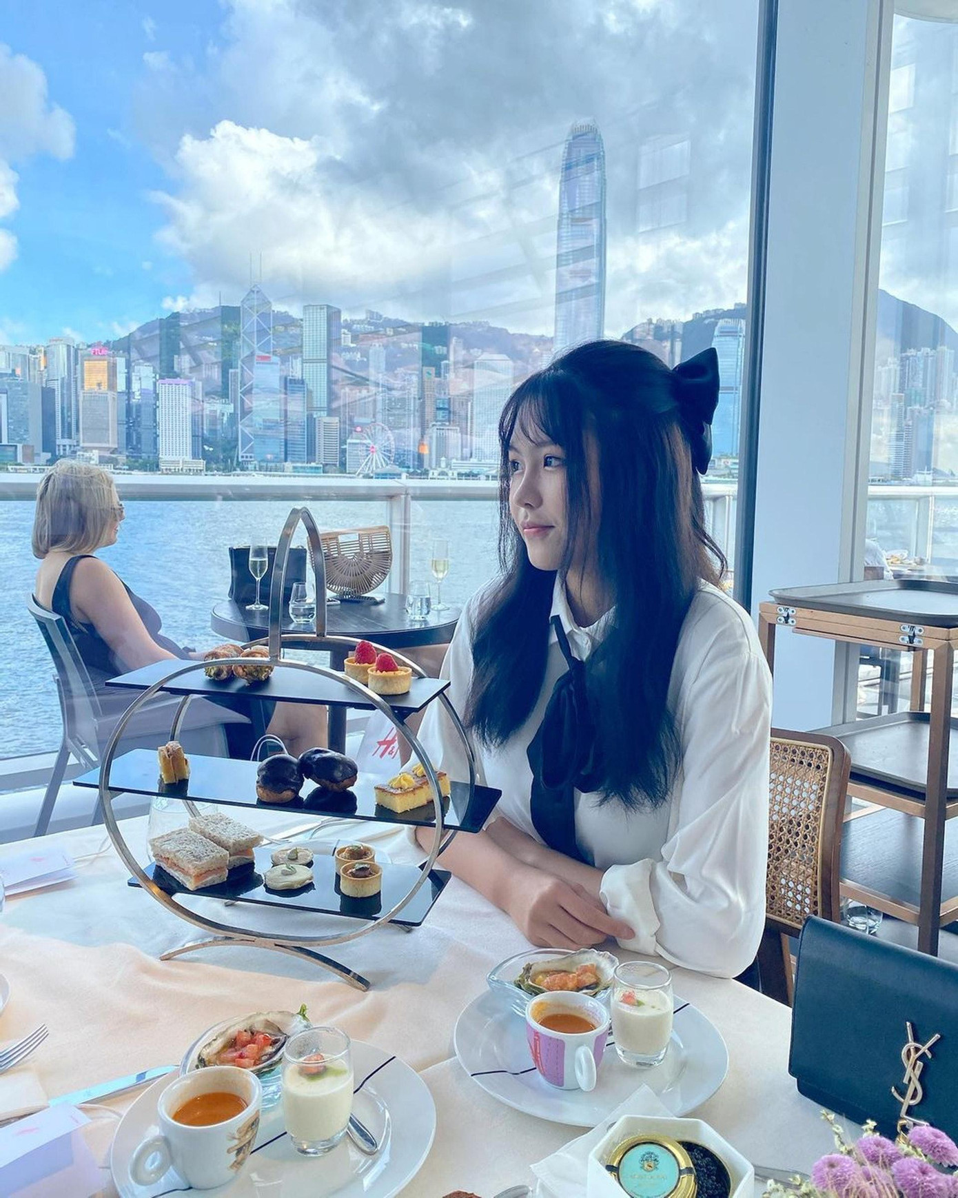 Trương Hiểu Kỳ thường xuyên check-in những địa điểm sang chảnh, còn khoe túi xách hàng hiệu.