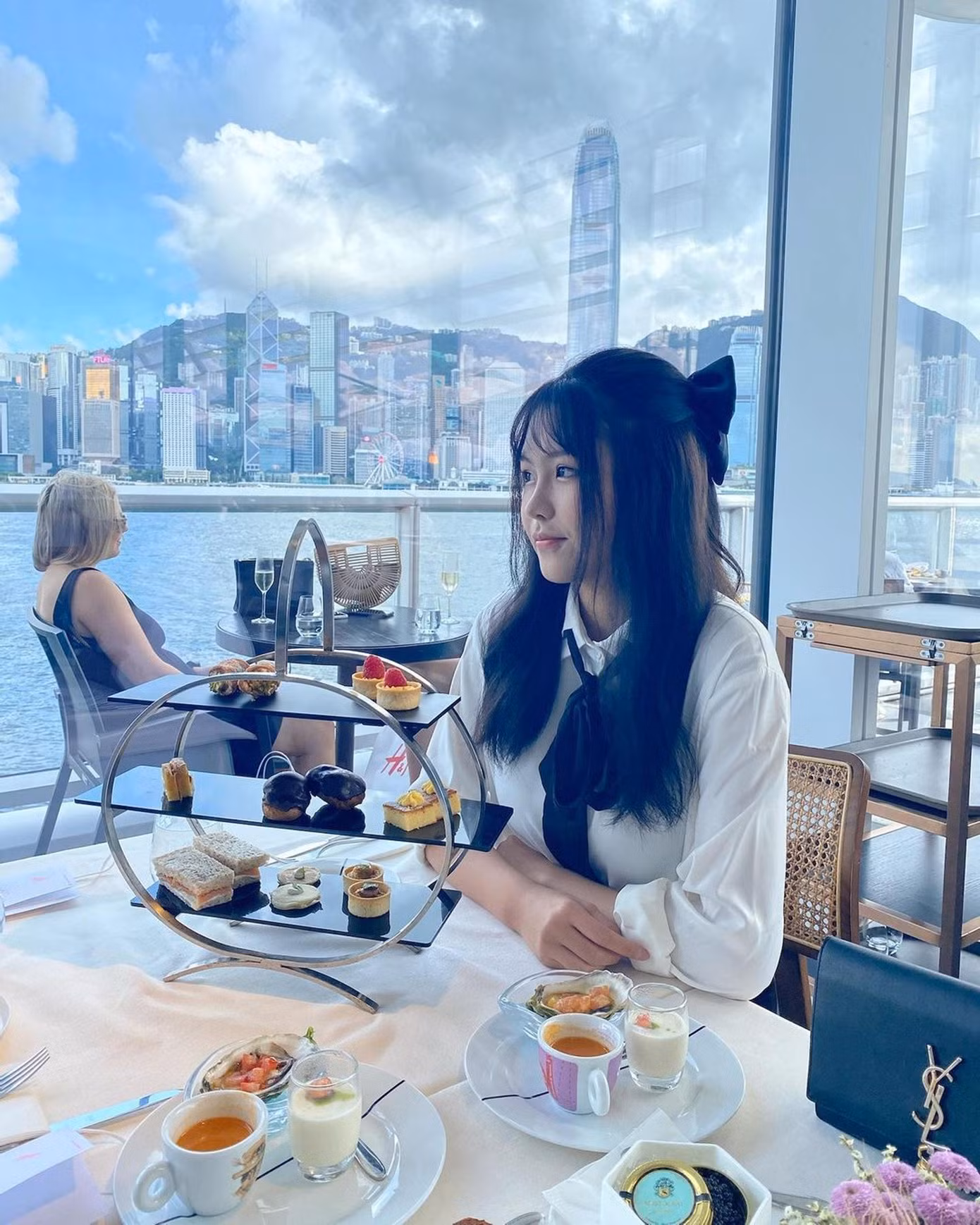 Trương Hiểu Kỳ thường xuyên check-in những địa điểm sang chảnh, còn khoe túi xách hàng hiệu. Trương Hiểu Kỳ thường xuyên check-in những địa điểm sang chảnh, còn khoe túi xách hàng hiệu.