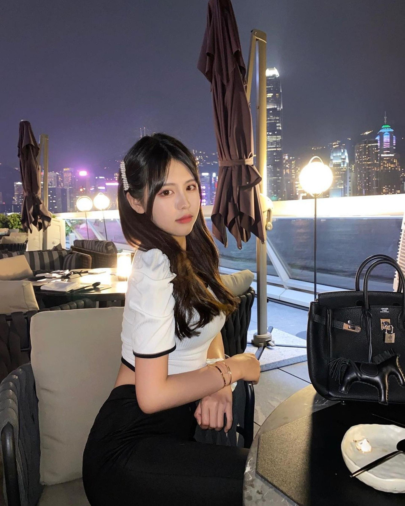 Cô được cho là xuất thân trong gia đình giàu có.