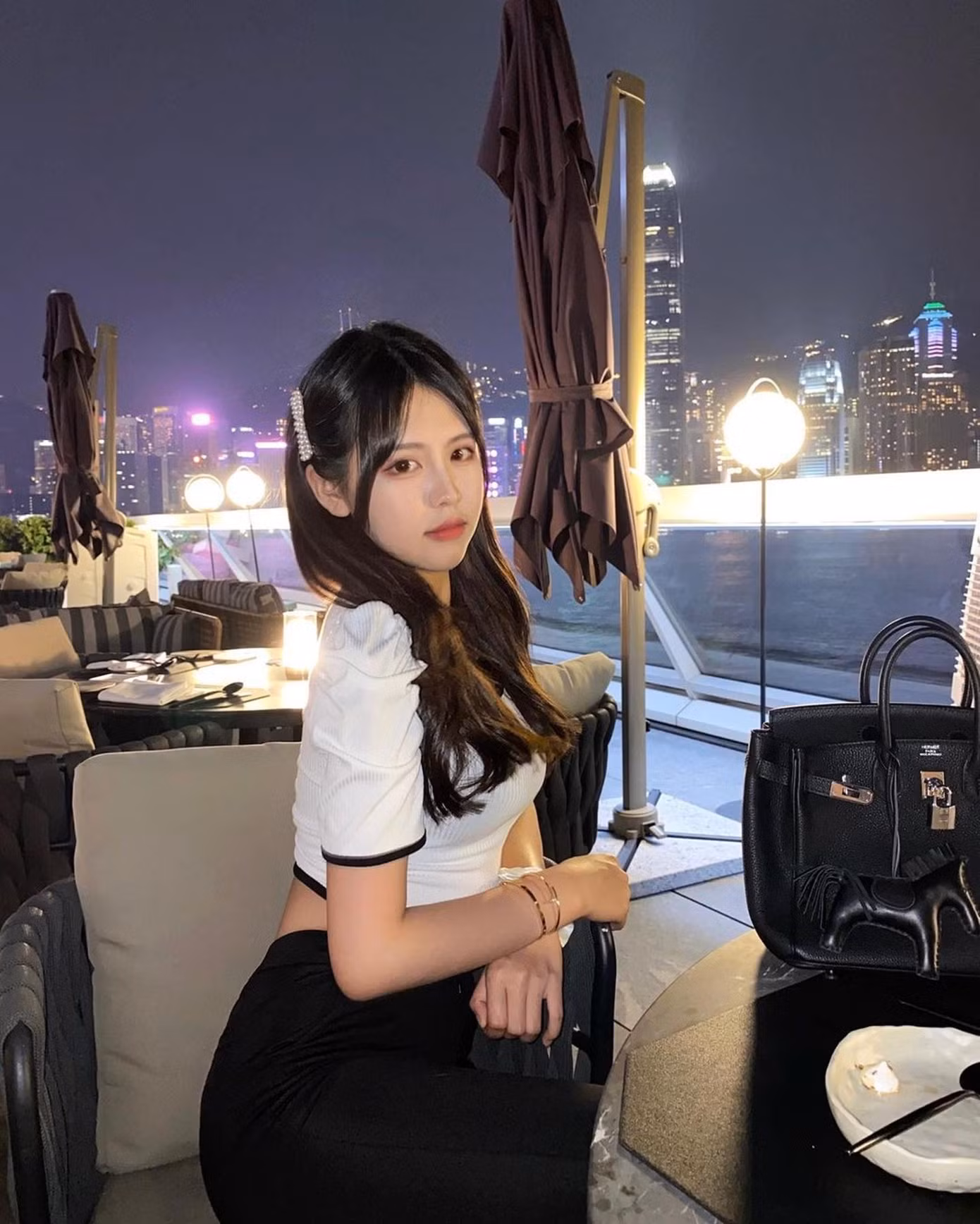 Cô được cho là xuất thân trong gia đình giàu có. Cô được cho là xuất thân trong gia đình giàu có.