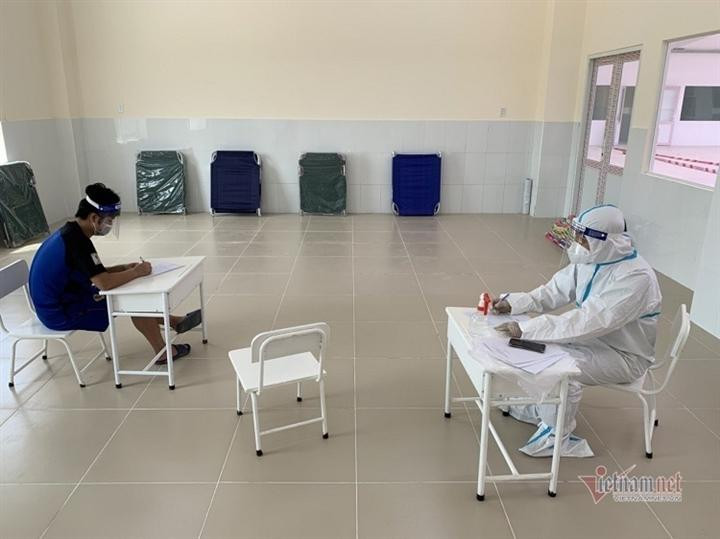 Thanh tra Sở Thông tin và Truyền thông Bình Dương làm việc với T.V.H. Ảnh: VietNamNet