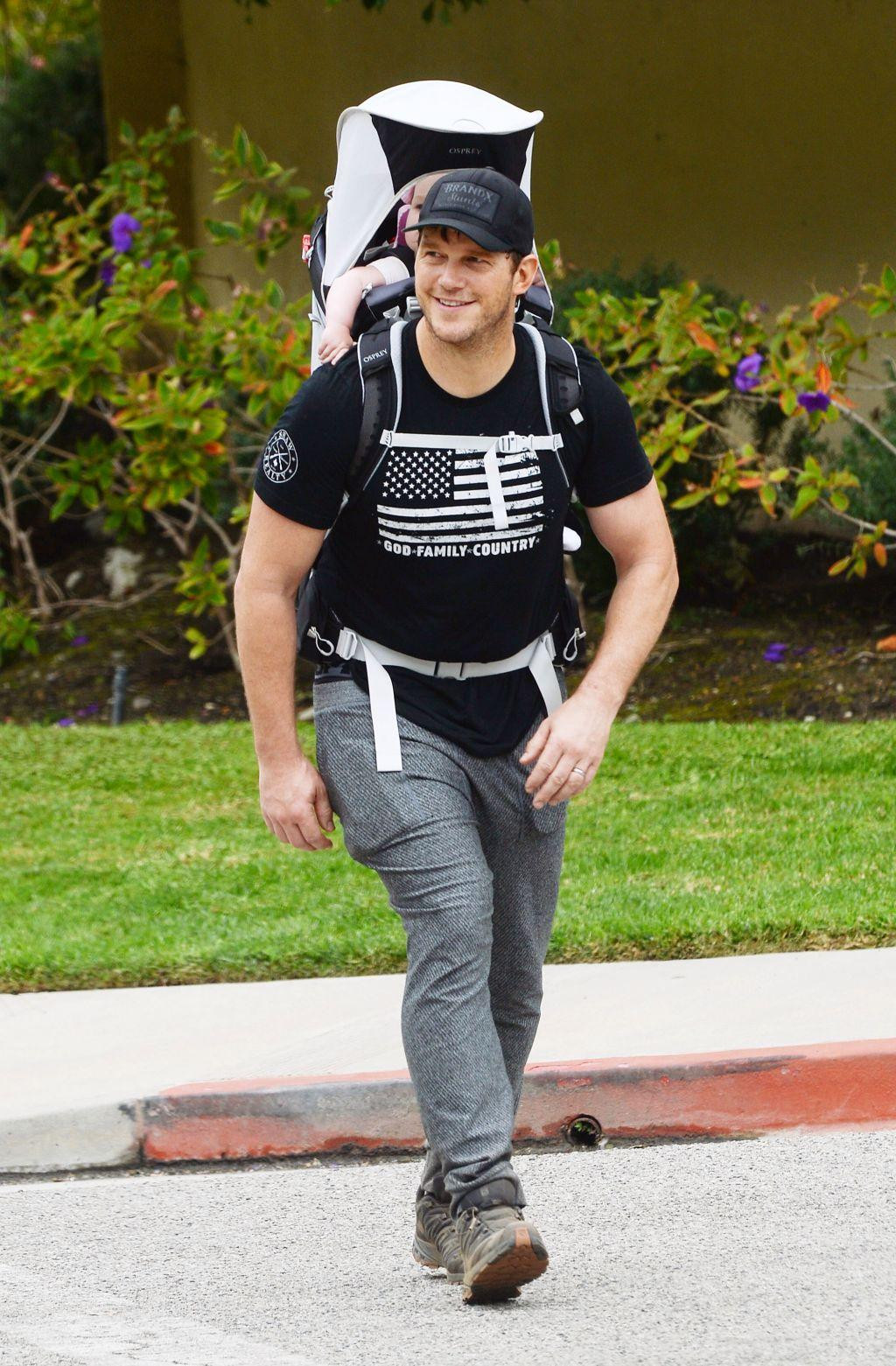 Tài tử "Vệ binh dải ngân hà" Chris Pratt hóa ông bố bỉm sửa, cõng con gái Lyla đi bộ đường dài.