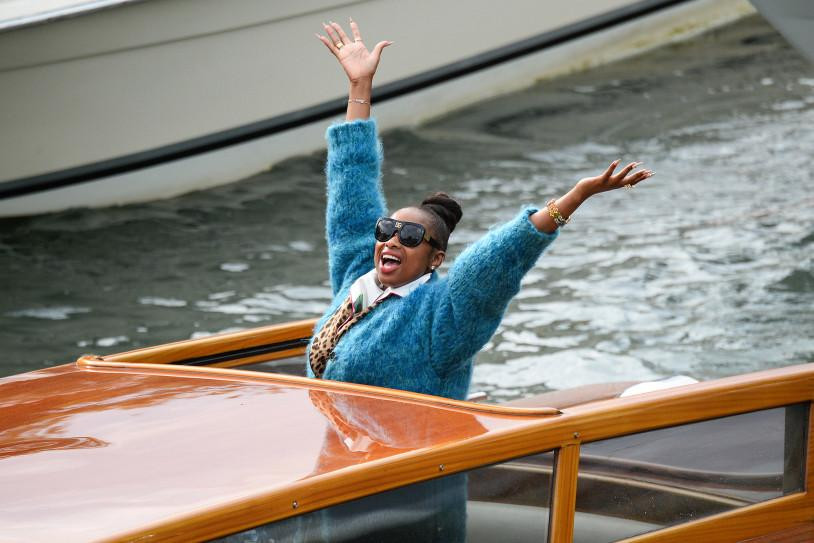 Jennifer Hudson phấn khích tận hưởng chuyến đi bằng thuyền gondola qua các con kênh ở Venice, Ý.
