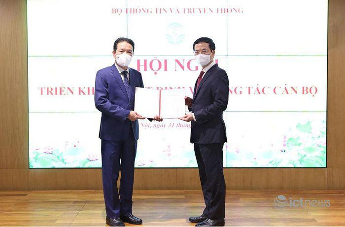 Thừa uỷ quyền của Thủ tướng Chính phủ, Bộ trưởng Bộ TT&TT trao quyết định nghỉ hưu theo chế độ cho Thứ trưởng Hoàng Vĩnh Bảo. Ảnh: Đức Huy Thừa uỷ quyền của Thủ tướng Chính phủ, Bộ trưởng Bộ TT&TT trao quyết định nghỉ hưu theo chế độ cho Thứ trưởng Hoàng Vĩnh Bảo. Ảnh: Đức Huy