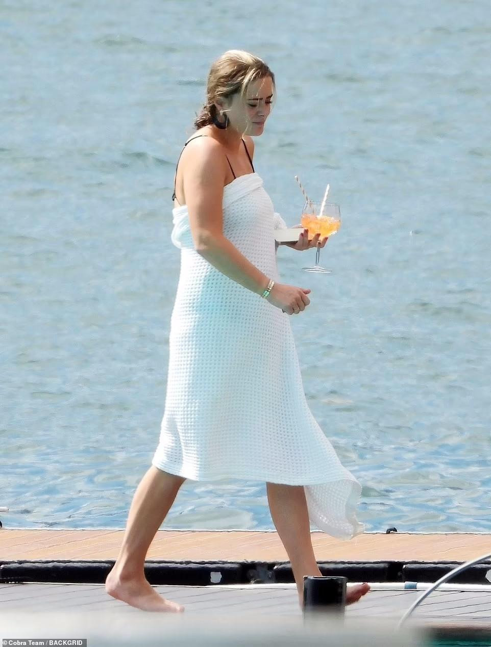 Kết thúc buổi đi bơi, Naomi quấn khăn tắm đi bộ về khách sạn.