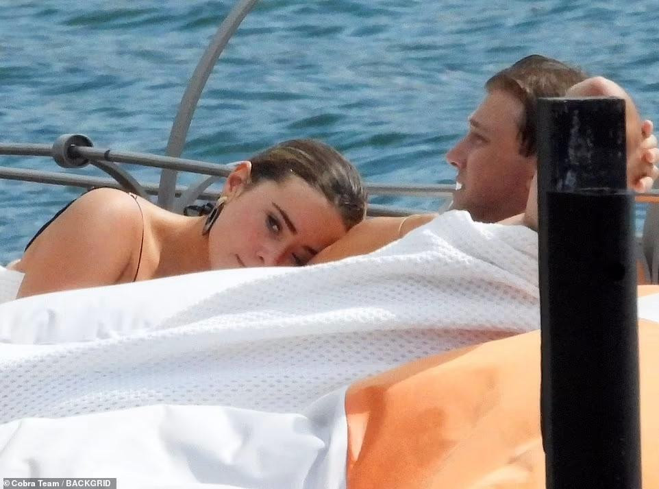 Paparazzi ghi lại được những khoảnh khắc tình cảm giữa hot girl Instagram và người yêu.