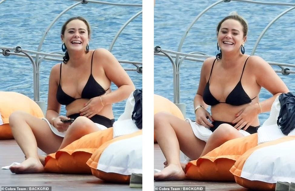 Naomi năm nay 26 tuổi, đang là sinh viên Luật ở Columbia. Cô là con gái của luật sư Hunter Biden, con trai thứ hai của Tổng thống Mỹ đương nhiệm. Ngoài ra, người đẹp khá có tiếng trên Instagram.