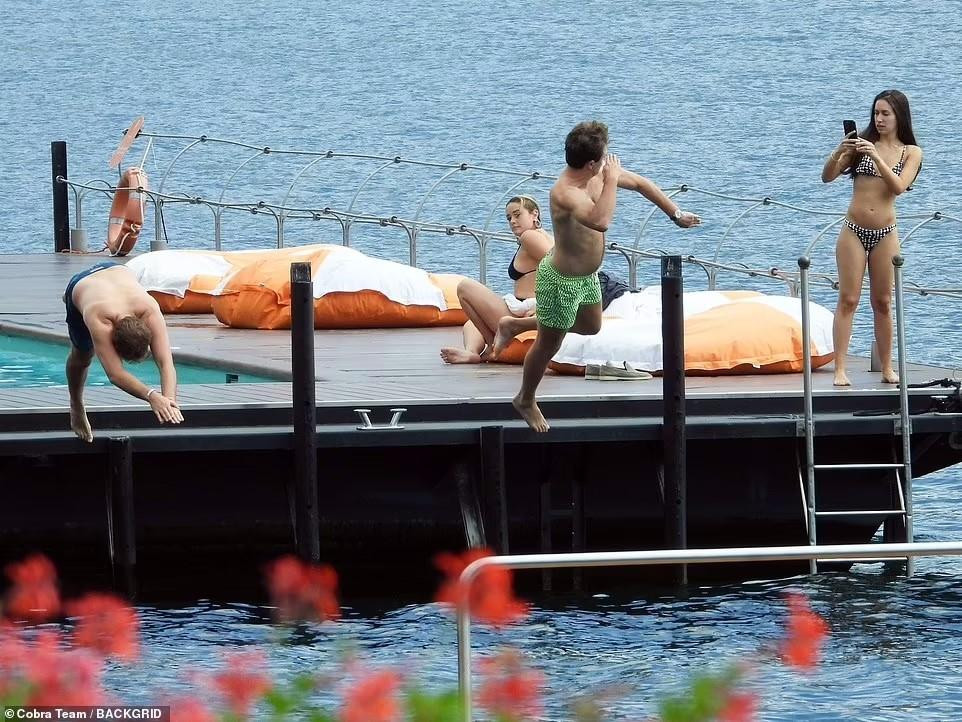 Họ còn bơi lội và tranh thủ chụp ảnh &quot;sống ảo&quot;.