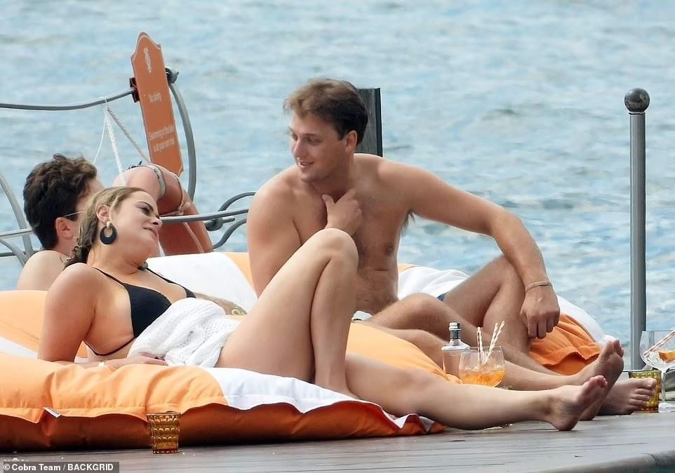 Được biết, đây là khu vực tắm thuộc một khách sạn 5 sao đắt đỏ, với giá phòng rẻ nhất là 1.100 USD/đêm (25 triệu đồng)